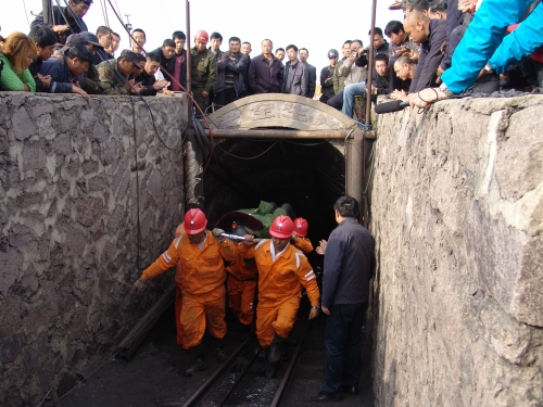 圖為：在雙鴨山建龍搶險(xiǎn)救援