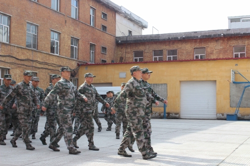 七臺河公司救護大隊機關(guān)人員開展軍事化訓(xùn)練  張磊攝