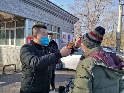 興安礦王明星為職工測(cè)體溫2